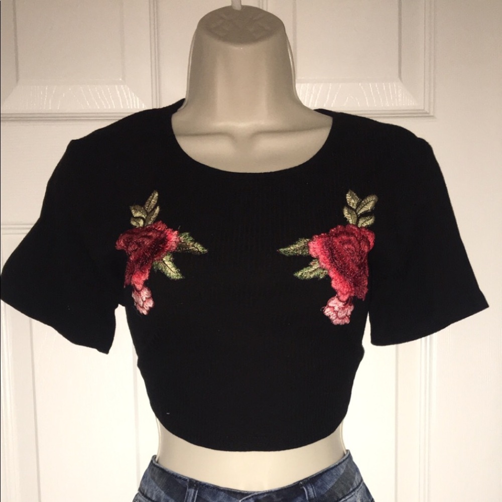 Embroidered crop top 🌸